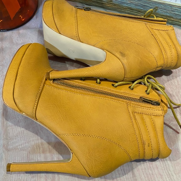 Boots - Picture 4 of 5